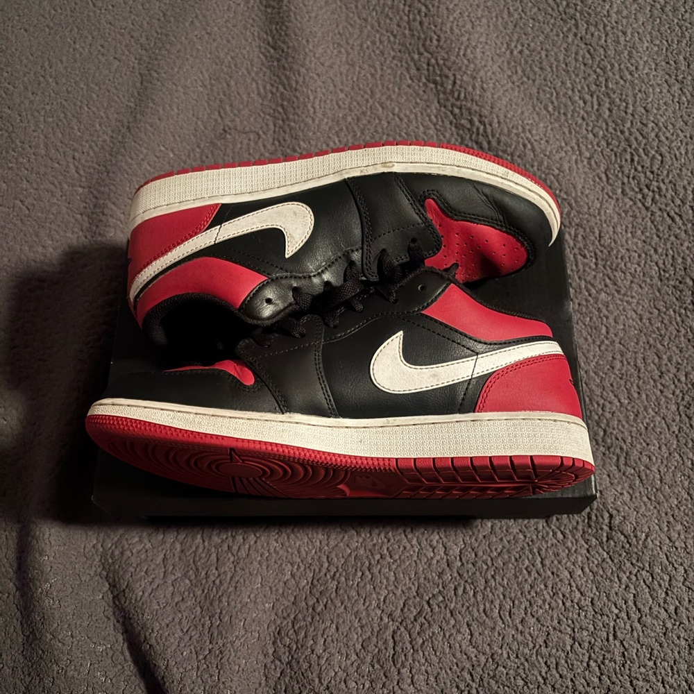 Nike Black/Red/White Low-Top Sneakers